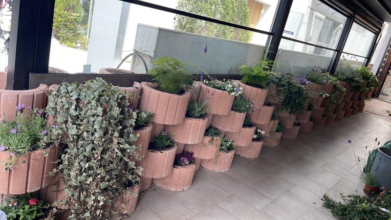 Cascade flower pots