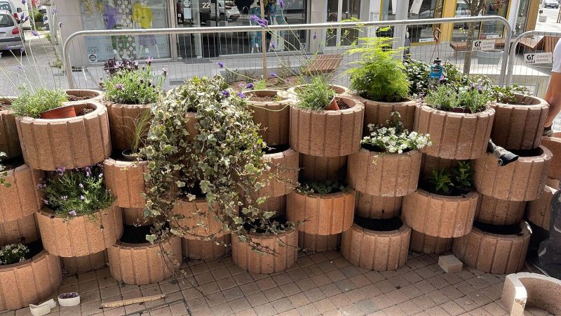 Cascade flower pots