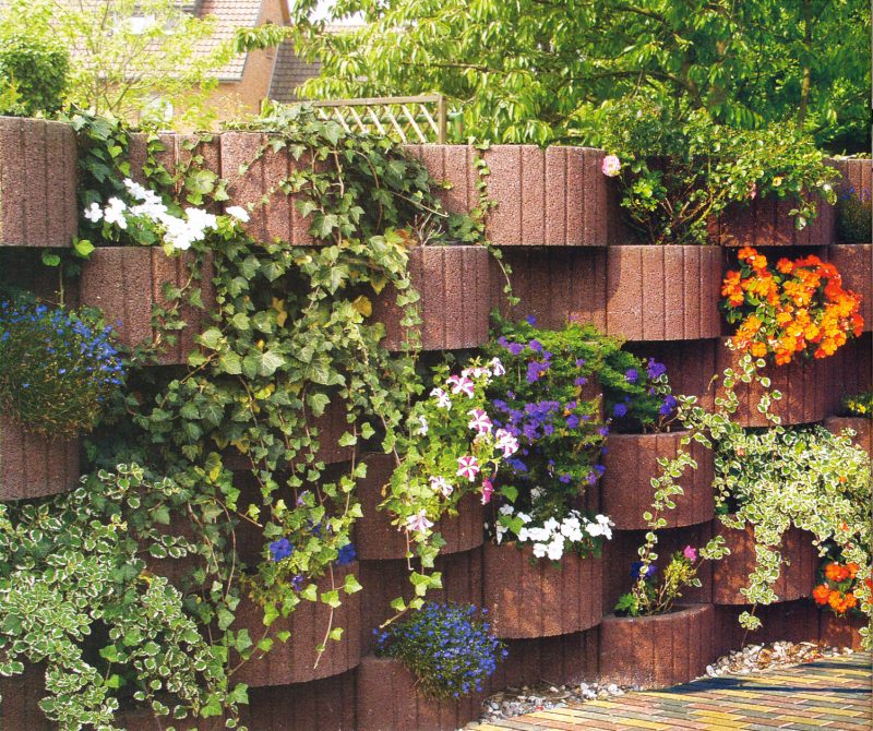 Cascade flower pots