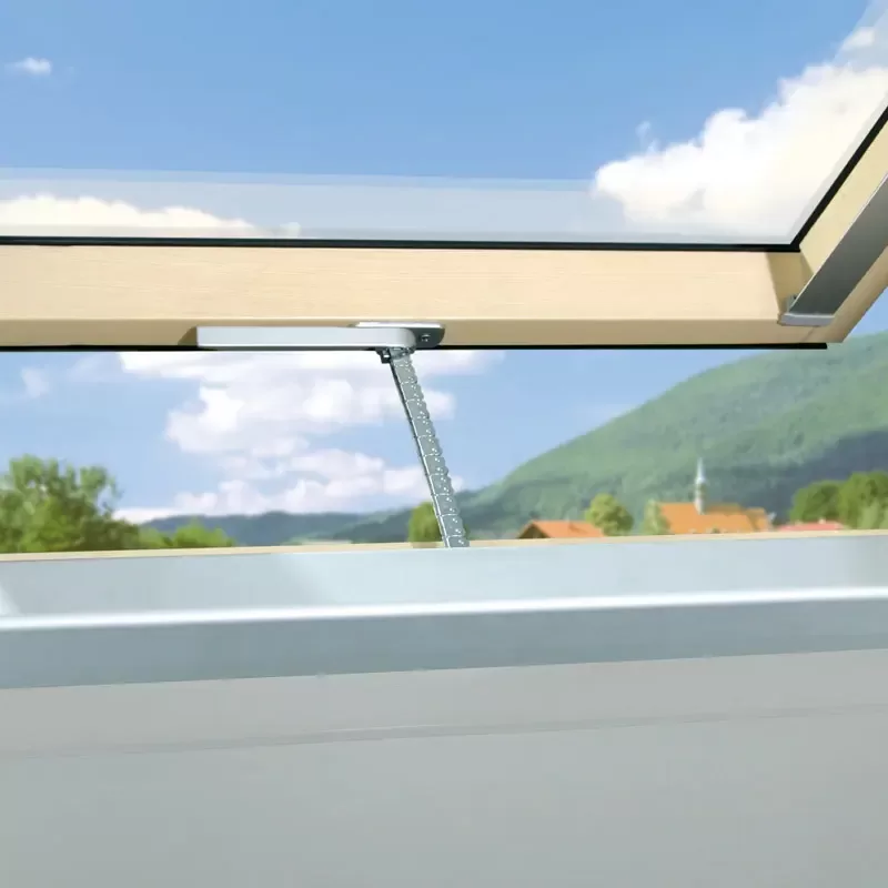 Roof window with electric mechanism, Fakro FTP-V Z-wave